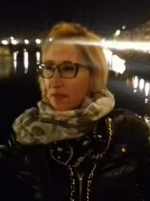 Cameriera piani badante. Pulizie Cameriera piani badante. Pulizie