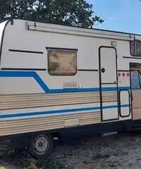 Camper mansarda, 6 posti, con cucina e bagno Camper mansarda, 6 posti, con cucina e bagno