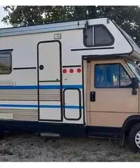 Camper mansarda, 6 posti, con cucina e bagno Camper mansarda, 6 posti, con cucina e bagno
