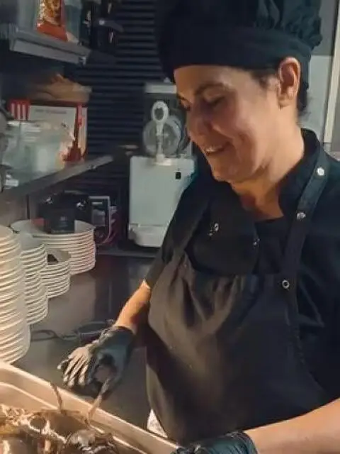 Aiutante in cucina, lavapiatti, cameriera Aiutante in cucina, lavapiatti, cameriera