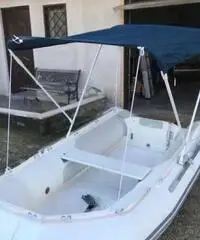Gommone con motore Gommone con motore