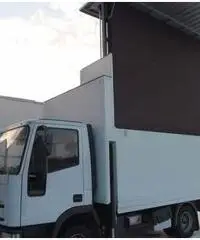 Maxi schermo LED mt4x3 su camion Maxi schermo LED mt4x3 su camion
