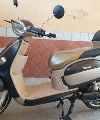 scooter elettrico da vetrina vedi foto bel modello vespa