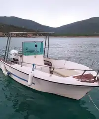 Barca con fuoribordo Barca con fuoribordo