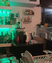 Bar si trova sul strada di forte passaggio Bar si trova sul strada di forte passaggio