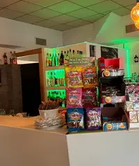 Bar si trova sul strada di forte passaggio Bar si trova sul strada di forte passaggio