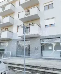 LOCALE AD USO COMMERCIALE DISPOSTO SU DUE LIVELLI! LOCALE AD USO COMMERCIALE DISPOSTO SU DUE LIVELLI!