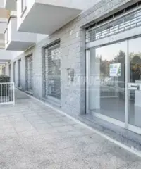 LOCALE AD USO COMMERCIALE DISPOSTO SU DUE LIVELLI! LOCALE AD USO COMMERCIALE DISPOSTO SU DUE LIVELLI!