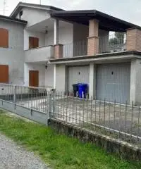Casa indipendente con doppio garage in centro a Medesano