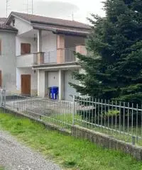 Casa indipendente con doppio garage in centro a Medesano