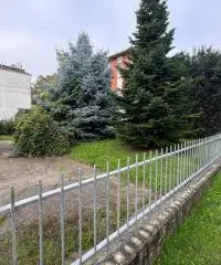 Casa indipendente con doppio garage in centro a Medesano