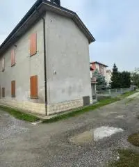 Casa indipendente con doppio garage in centro a Medesano