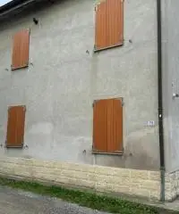 Casa indipendente con doppio garage in centro a Medesano