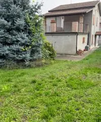 Casa indipendente con doppio garage in centro a Medesano