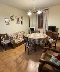 Casa indipendente con doppio garage in centro a Medesano