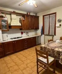 Casa indipendente con doppio garage in centro a Medesano