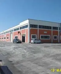 Capannone industriale con piazzale esterno Capannone industriale con piazzale esterno