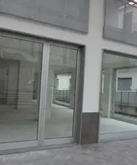 Locali commerciali in pieno centro Locali commerciali in pieno centro