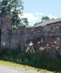 Casale in sassi risalente al 1500 con giardino