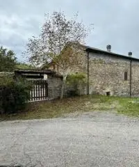 Casale in sassi risalente al 1500 con giardino