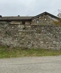 Casale in sassi risalente al 1500 con giardino