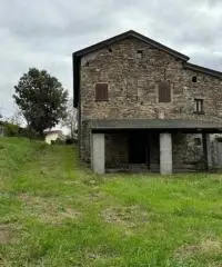Casale in sassi risalente al 1500 con giardino