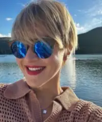 Un caffè, un sorriso e forse qualcosa di più Un caffè, un sorriso e forse qualcosa di più