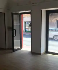 NEGOZIO COSSATO FRONTE STRADA NEGOZIO COSSATO FRONTE STRADA