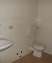 Ampio locale commerciale in via Kennedy