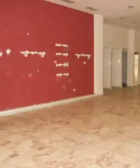 Ampio locale commerciale in via Kennedy