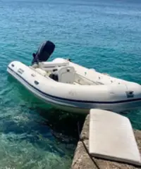 Gommone Geniuss 3,30 mt con motore 20cv Gommone Geniuss 3,30 mt con motore 20cv