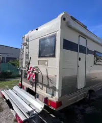 Camper pronto per partire full full porta moto