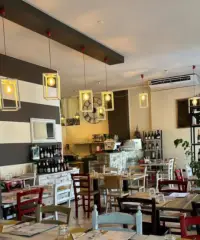 Pizzeria con piccola cucina Pizzeria con piccola cucina