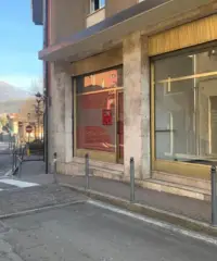 Negozio fronte strada con vetrina Negozio fronte strada con vetrina