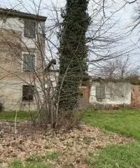 Rustico indipendente con stalla antica e giardino a Fontevivo