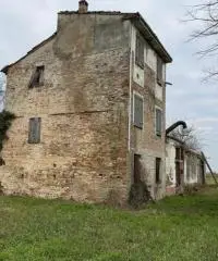 Rustico indipendente con stalla antica e giardino a Fontevivo