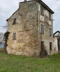 Rustico indipendente con stalla antica e giardino a Fontevivo