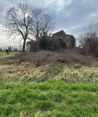 Rustico indipendente con stalla antica e giardino a Fontevivo