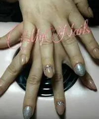 Ricostruzione unghie artificiali in gel o in acrilico Ricostruzione unghie artificiali in gel o in acrilico