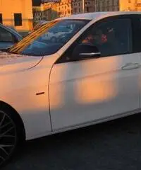 Autiovettura berlina. Autiovettura berlina.