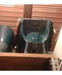 GIACENZE di lavabi, bidets, waters, vasche e piatti doccia colorati