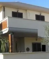 Lavinio-Lido di Enea: Vendita Villa in Via Miglioramento Lavinio-Lido di Enea: Vendita Villa in Via Miglioramento