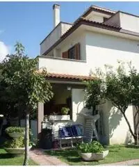 Tor San Lorenzo: Vendita Villa in Via Brenta Tor San Lorenzo: Vendita Villa in Via Brenta