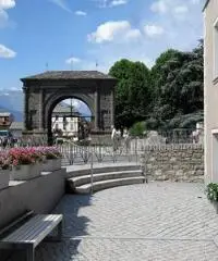 Appartamenti e negozio zona Arco d'Augusto Appartamenti e negozio zona Arco d'Augusto