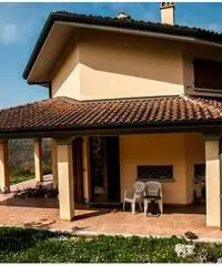 CALDERINO VILLA CON GIARDINO CALDERINO VILLA CON GIARDINO