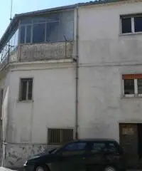 Casa indipendente su tre piani Casa indipendente su tre piani