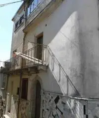Casa indipendente su tre piani Casa indipendente su tre piani
