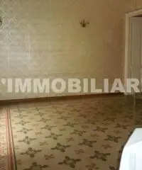 via Etnea zona borgo 4 vani+ammezzato in palazzo storico