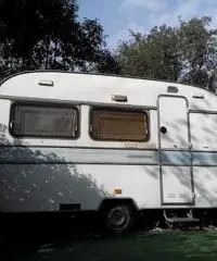 Una piazzola di mq 70 con roulotte al prezzo di € 2.000 Una piazzola di mq 70 con roulotte al prezzo di € 2.000