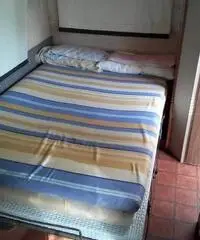 Una piazzola di mq 70 con roulotte al prezzo di € 2.000 Una piazzola di mq 70 con roulotte al prezzo di € 2.000
